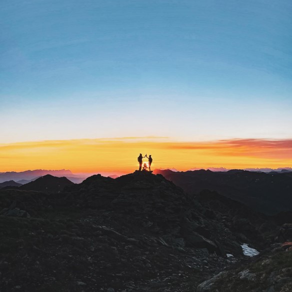Sonnenuntergang am Berg im Sommer